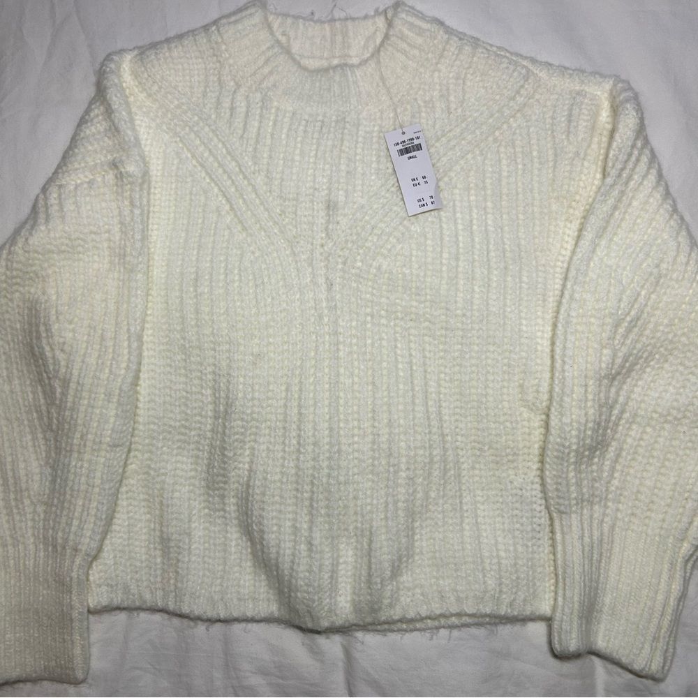 NWT Abercrombie & fitch women’s fluffy crew sweater size S Small white cream